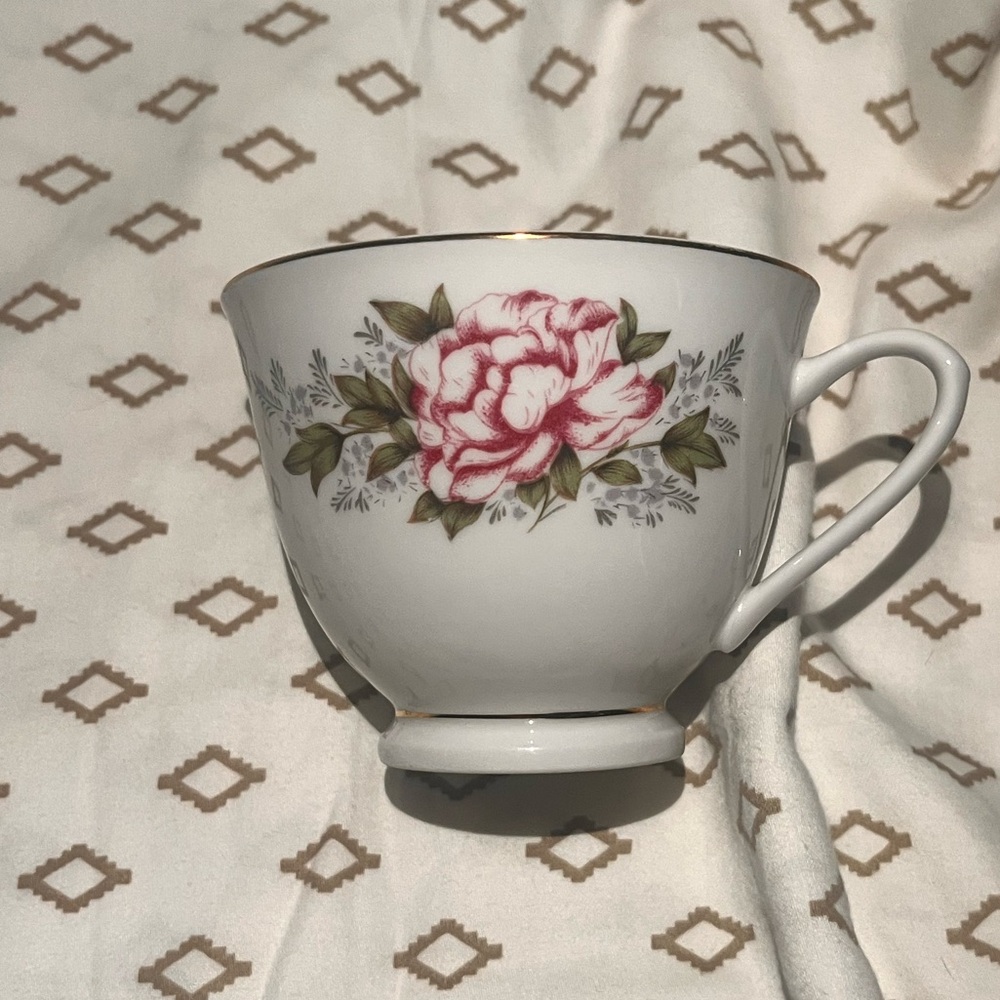 Elegant Floral Teacup with Pink Rose Design